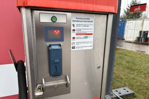 Putekļusūcēja maksājumu terminālis ar instrukcijām.