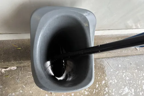 Putu birstes konteineris pie automazgātavas sienas.