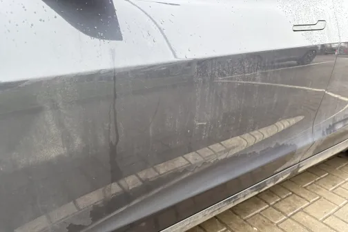 Automa&scaron;īnas sāns ar netīrumiem un putekļiem.