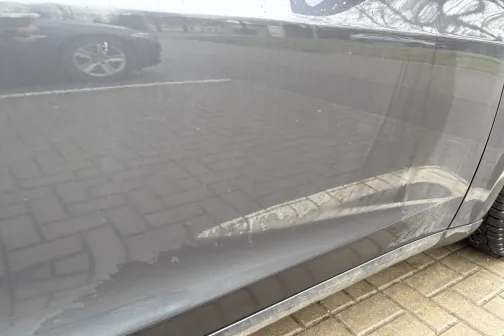 Auto durvis ar netīrumu traipiem.