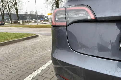 Netīra pelēka automa&scaron;īna autostāvvietā.