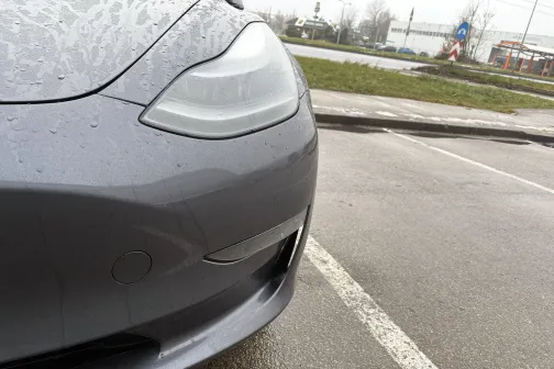 Pelēka automa&scaron;īna stāvvietā.