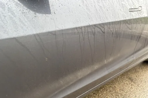 Automa&scaron;īnas sāna panelis ar ūdens un netīrumu svītrām.