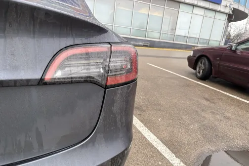 Netīra automa&scaron;īnas aizmugure stāvlaukumā.