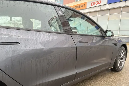 Pelēks automa&scaron;īnas sāns ar ūdens pilēm.