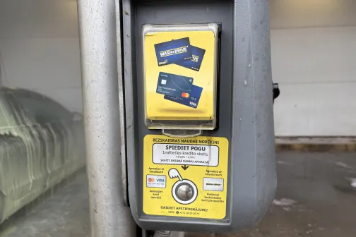 Kartes lasītājs automazgātavā ar instrukciju.