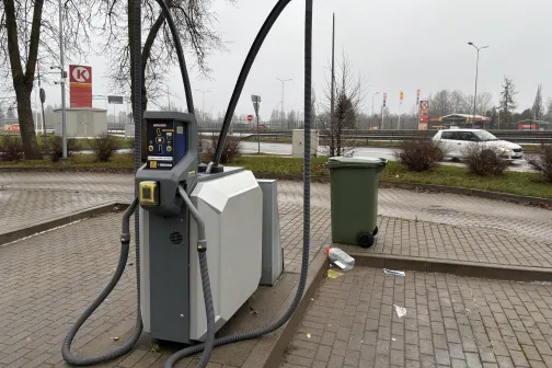 Putekļu sūcējs pie autostāvvietas.