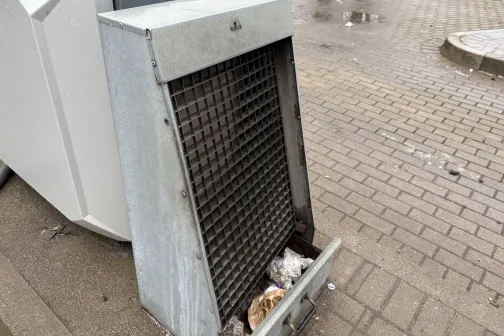 Paklāju stiprinājums pie putekļsūcēja.