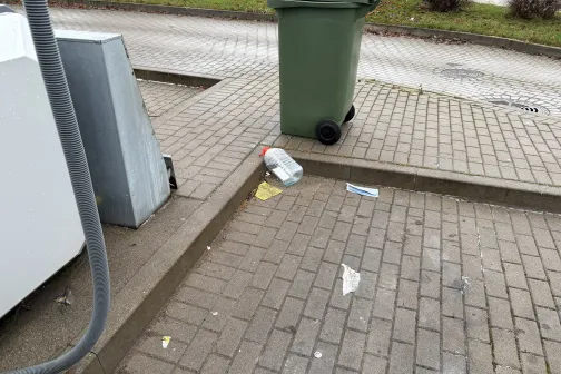 Atkritumi stāvvietā pie putekļusūcēja.