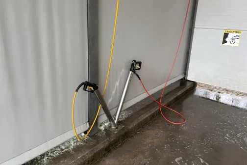 Divas augstspiediena &scaron;ļūtenes automazgātavā.