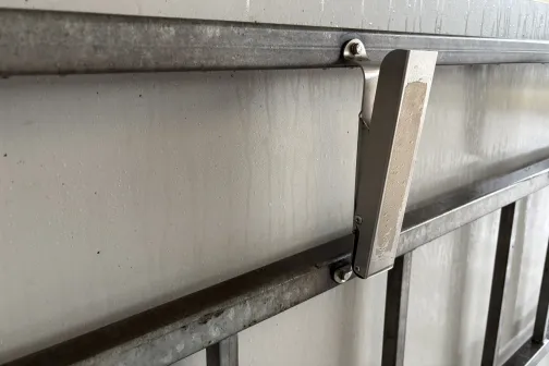 Netīrs paklāju stiprinājums mazgā&scaron;anas zonā.