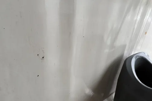 Balta automazgātavas siena ar netīrumiem.