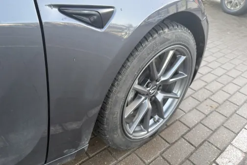 Tum&scaron;a automa&scaron;īna ar tīriem diskiem uz bruģēta ceļa.