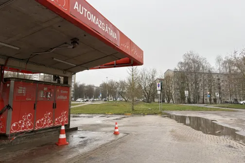 Automazgātava pie ceļa lietainā laikā.