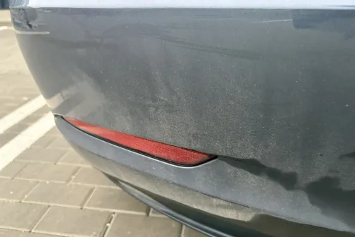 Netīrs auto aizmugures bamperis.