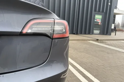 Auto aizmugurējais lukturis pie ēkas.