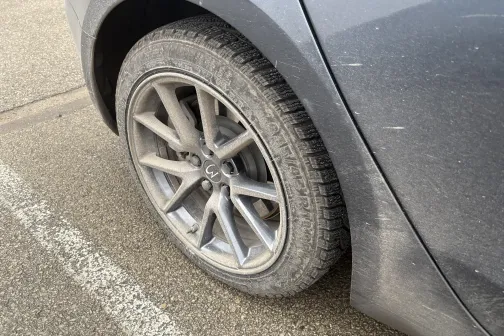 Netīra automa&scaron;īnas riepa uz asfalta.