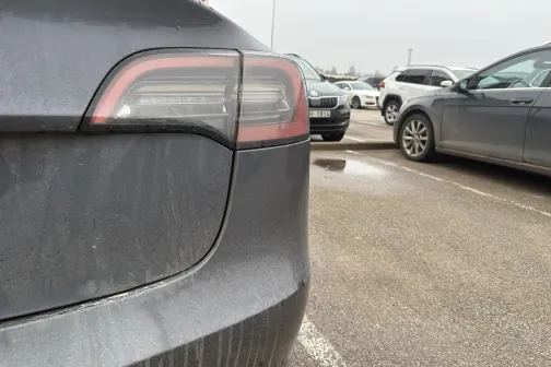 Netīrs automa&scaron;īnas lukturis.