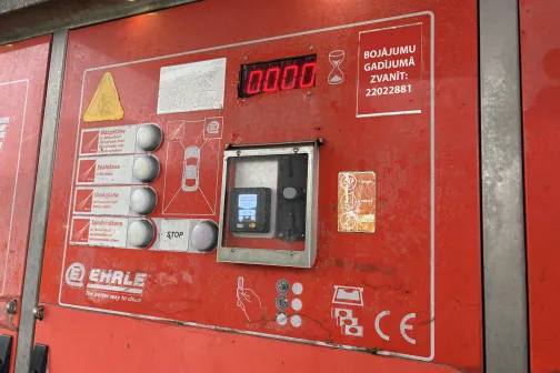 Automazgātavas vadības panelis ar programmām un maksā&scaron;anas termināli.