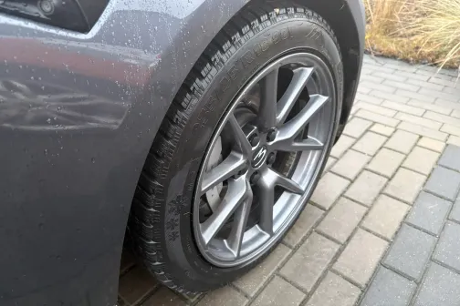 Auto riepa un disks uz bruģakmens seguma.