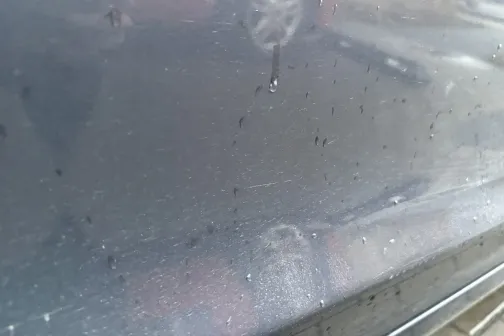 Tum&scaron;s auto ar netīriem pilieniem uz virsmas.