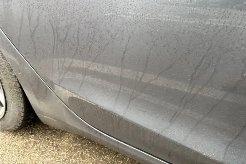 Automa&scaron;īnas sāns ar netīrumu &scaron;vīkām un ūdens pēdām.