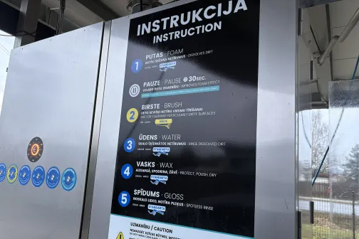 Instrukciju un programmu panelis automazgātavā.