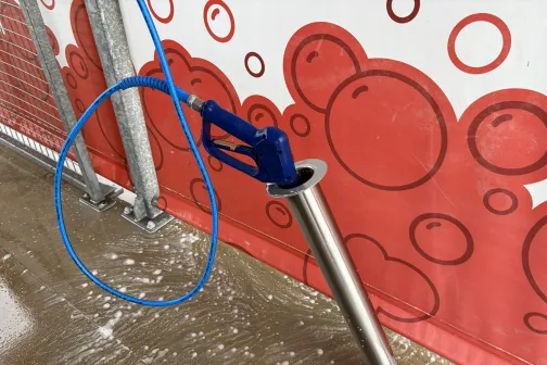 Putu pistole pie pa&scaron;apkalpo&scaron;anās automazgātavas sienas.