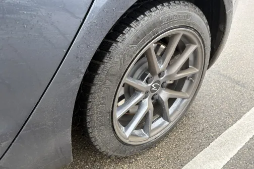 Automa&scaron;īnas priek&scaron;ējais ritenis un dubļains spārns.