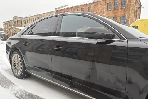 Melns auto ar netīru sānu.