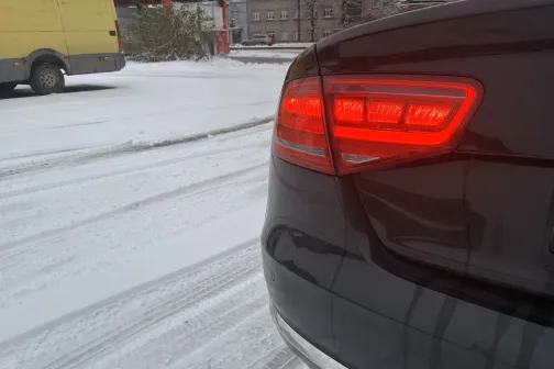 Melnas automa&scaron;īnas aizmugure, sniegota iela.