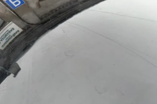 Automa&scaron;īnas virsbūve ar netīrumiem.