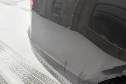 Auto aizmugure uz sniegainas ietves.