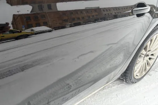 Automa&scaron;īnas sāns ar atspīdumu, sniegota iela.