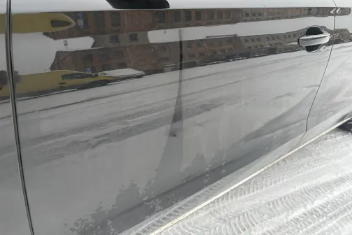 Melnas automa&scaron;īnas durvis ar atspulgu.