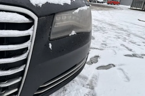 Auto priek&scaron;ējais bamperis ziemas apstākļos.