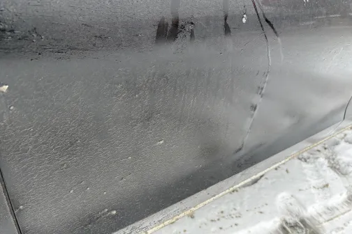 Putekļains un netīrs auto virsbūves sāns.