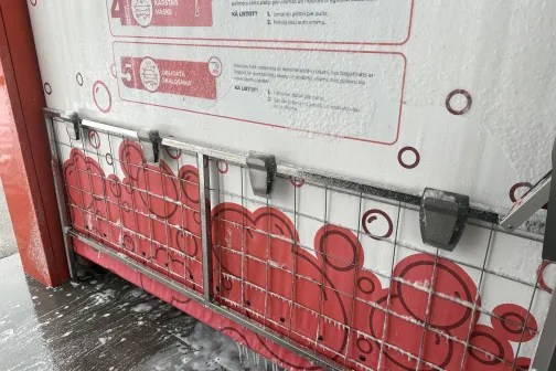 Paklāju stiprinājumi mazgā&scaron;anas zonā ar sniegu.