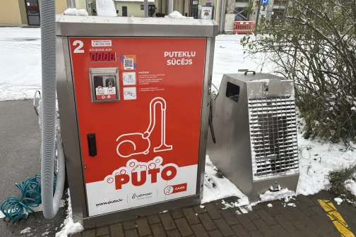 Putekļu sūcēja automāts ar paklāju stiprinājumu.