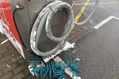 Putekļu sūcēju &scaron;ļūtene pie stāvvietas.