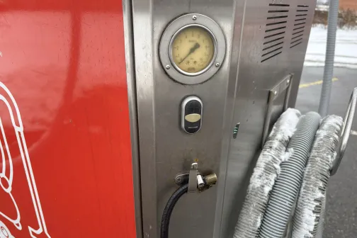 Spiediena mērītāja aparāts pie automazgātavas.