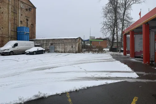 Automazgātavas teritorija ziemā.