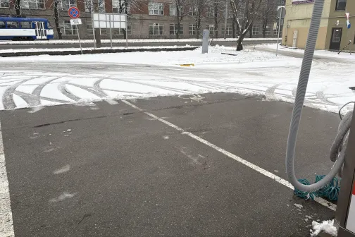 Automazgātavas teritorijas autostāvvieta.