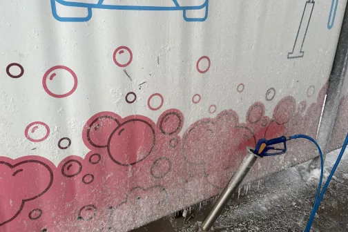 Automazgātavas siena ar sniegu un nelieliem netīrumiem.