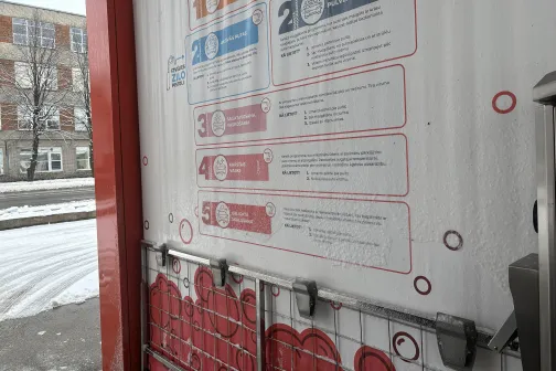 Automazgātavas siena ar sniegu un nelieliem netīrumiem.