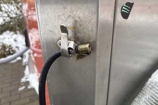 Spiediena mērī&scaron;anas uzgalis ar rūsu.