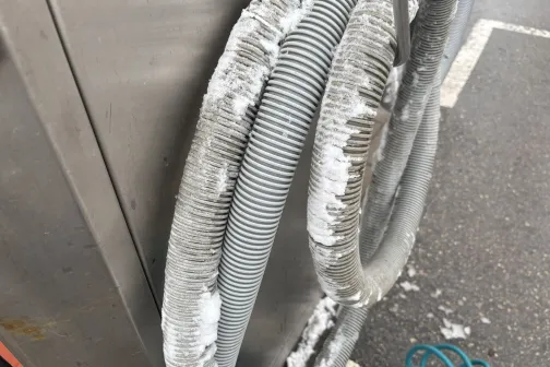 Sasalu&scaron;as &scaron;ļūtenes pie putekļu sūcēja.