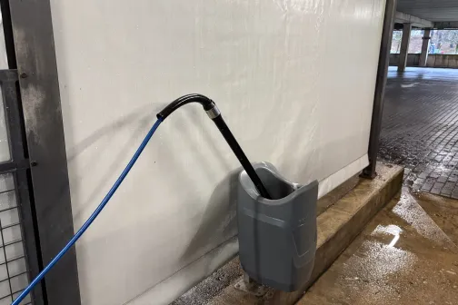 Putu birstes konteineris pie automazgātavas sienas.