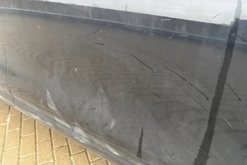 Netīras melna auto durvis ar redzamām &scaron;vīkām.