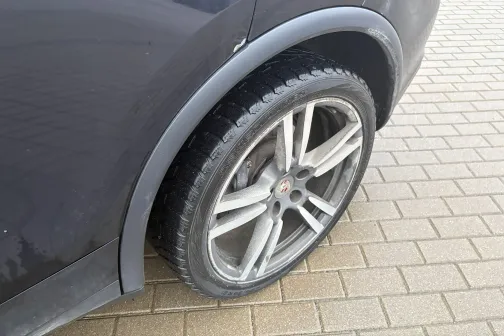 Automa&scaron;īnas aizmugurējais ritenis uz bruģakmens seguma.